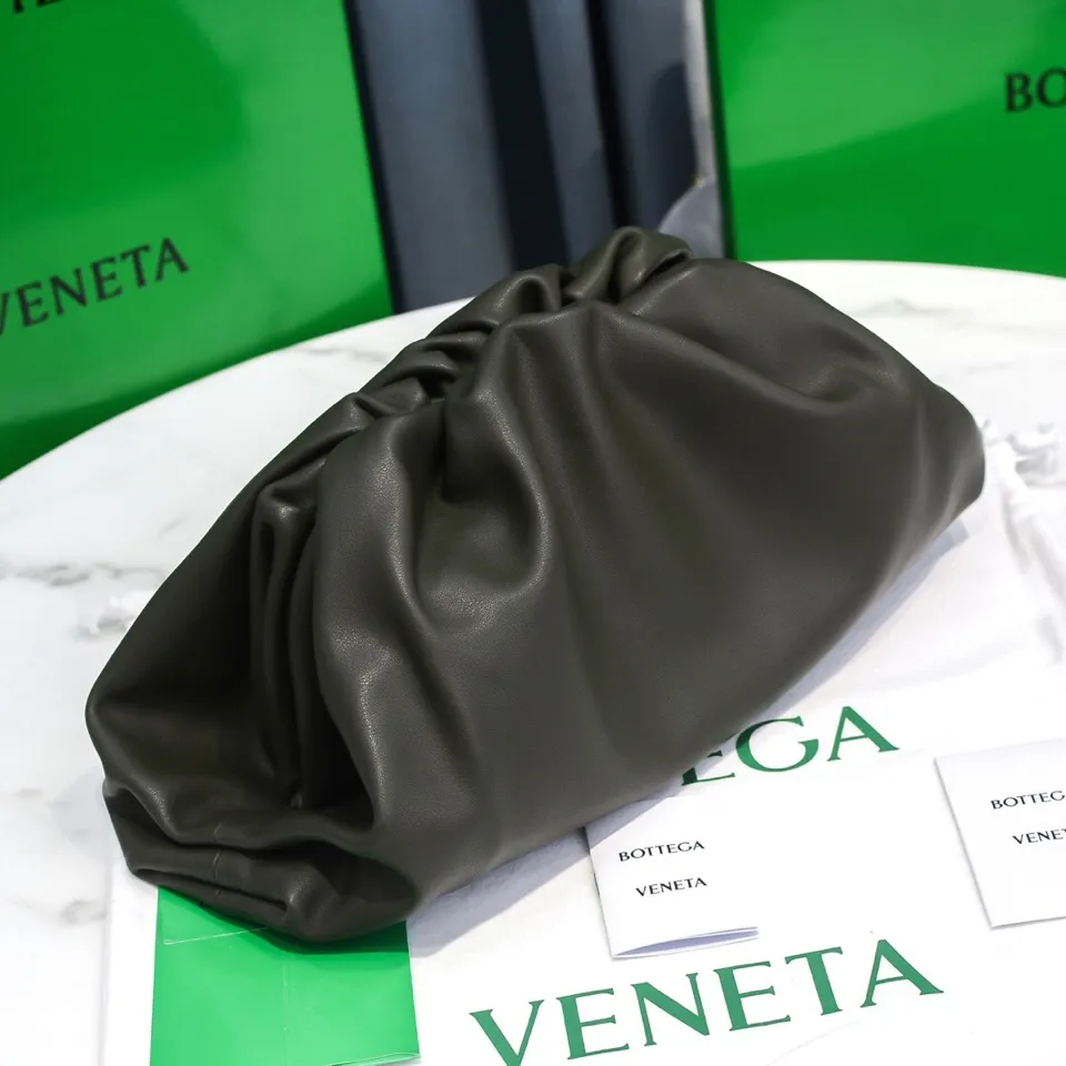 Batch 1660 Bottega Veneta cloud bag ☁️POUCH series original plain calfskin, super low-key and attractive, soft and casual, major Internet celebrity bloggers are crazy about calling it fashionable and classy, ​​lazy and intellectual Large size: 38x20x8.5cm (large cloud plain) dark green